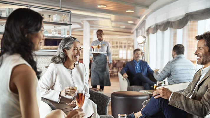 Relax and unwind with a delicious cocktail onboard a Princess cruise. 
