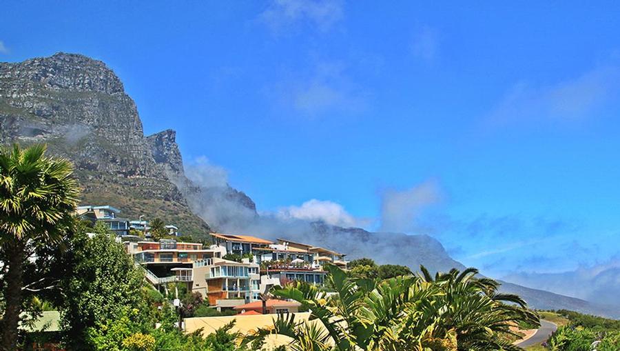 A scenic view of a mountain and the ocean in Cape Town.