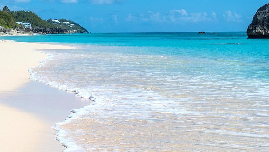 Norwegian Encore offers sailings to the shores of King’s Wharf, Bermuda from New York.
