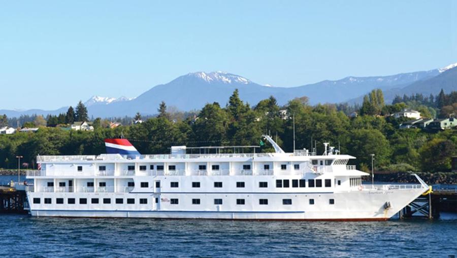 American Cruise Line ship on the Mississippi River